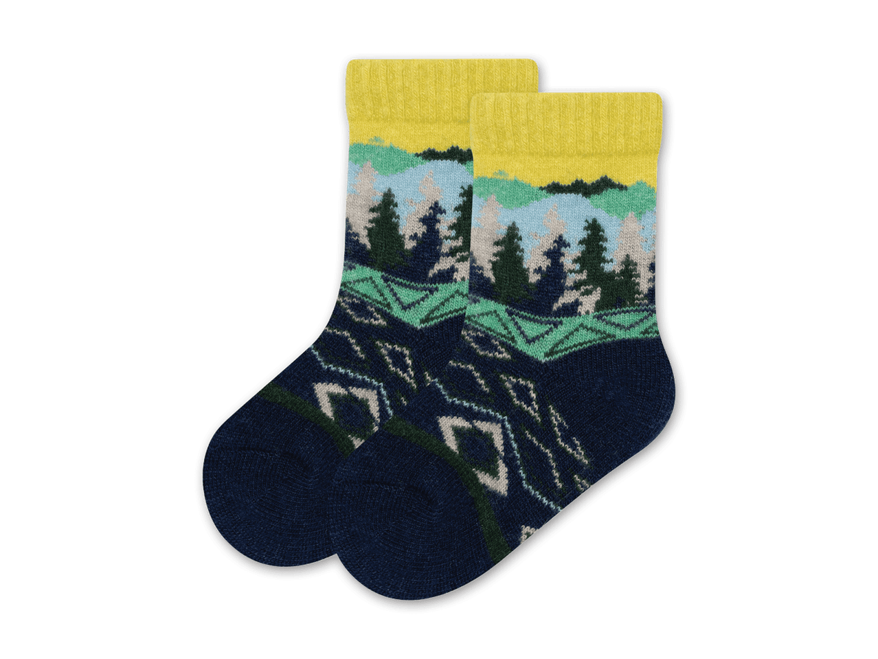 Zwei Socken mit Wald- und Bergmuster