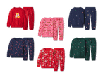 Sechs verschiedene Weihnachtspyjamas für Kinder, darunter Designs mit Rentieren, Dackeln, Weihnachtsmännern und Zuckerstangen.