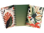 Crelando® Carnets: Dva spiralna rokovnika sa tropskim dezenom lišća i tukana, jedan otvoren sa zelenom unutrašnjošću.