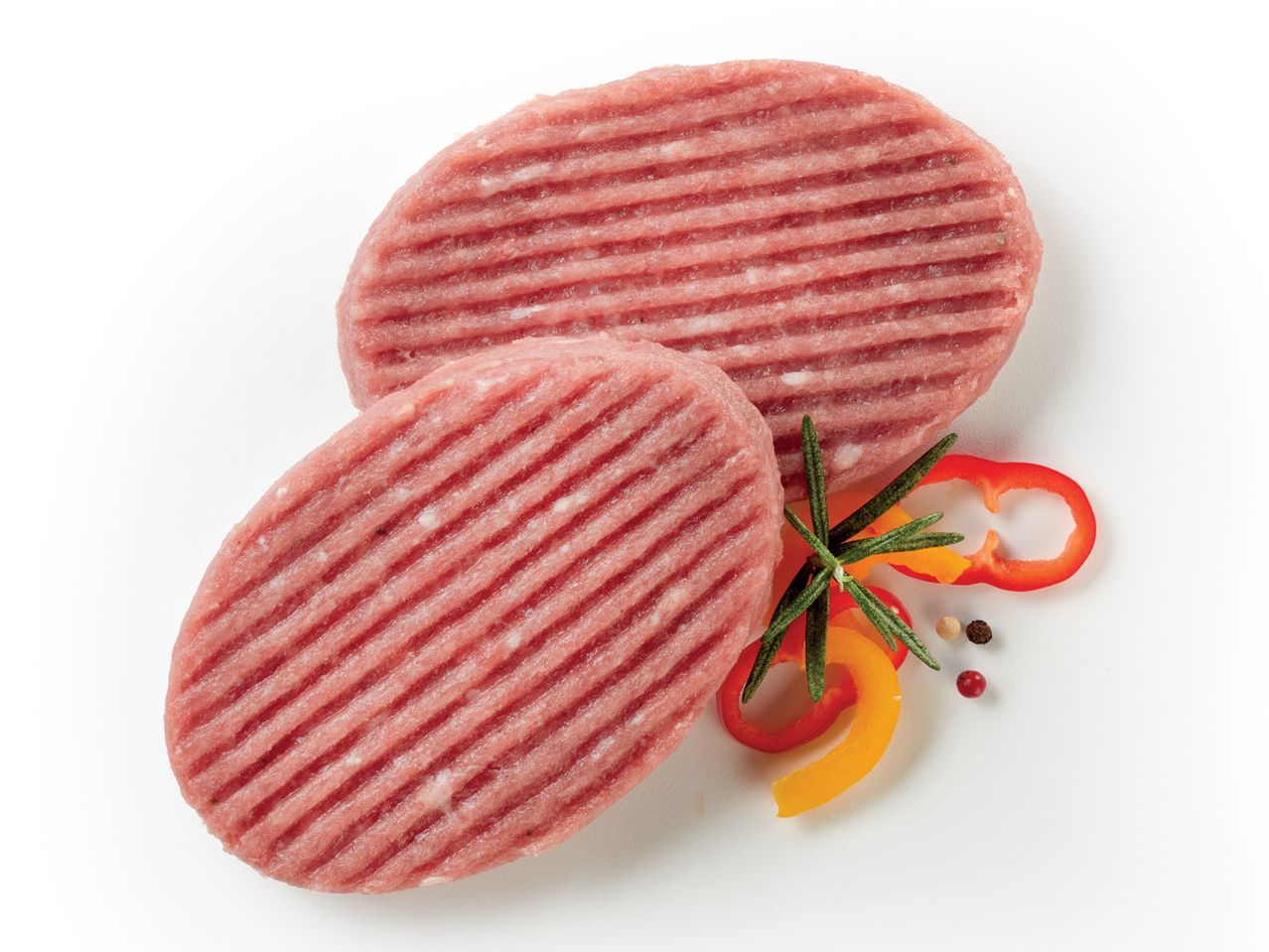 Due hamburger di carne cruda, con rosmarino e peperoni.