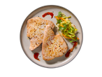 Peixe grelhado com salada de legumes e molho vermelho num prato.