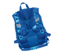 Uma mochila azul de camuflagem, ideal para crianças.