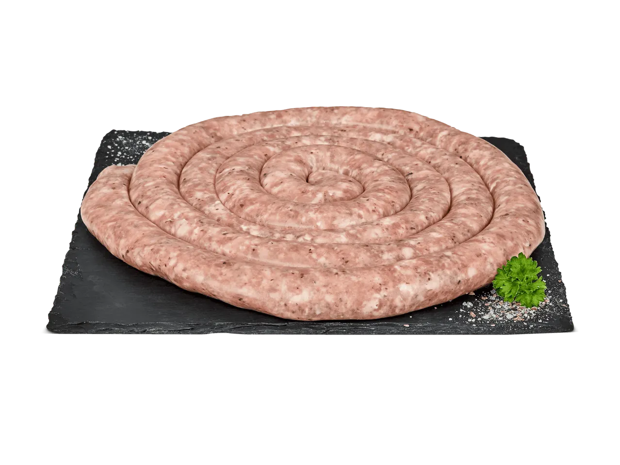 Saucisse crue en spirale sur une planche d'ardoise avec du sel et du persil.