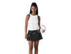 Mulher com top desportivo CRIVIT branco e saia-calção preta, segurando uma raquete de badminton.