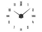 Orologio da parete fai da te con numeri e parole neri su sfondo bianco.