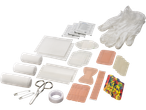 Ataduras, curativos, luvas e tesoura em um kit de primeiros socorros.