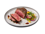 Filete de vaca em crosta de especiarias com salada de vegetais frescos