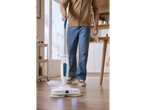 Muškarac čisti drveni pod Silvercrest® električnim mopom s funkcijom prskanja.