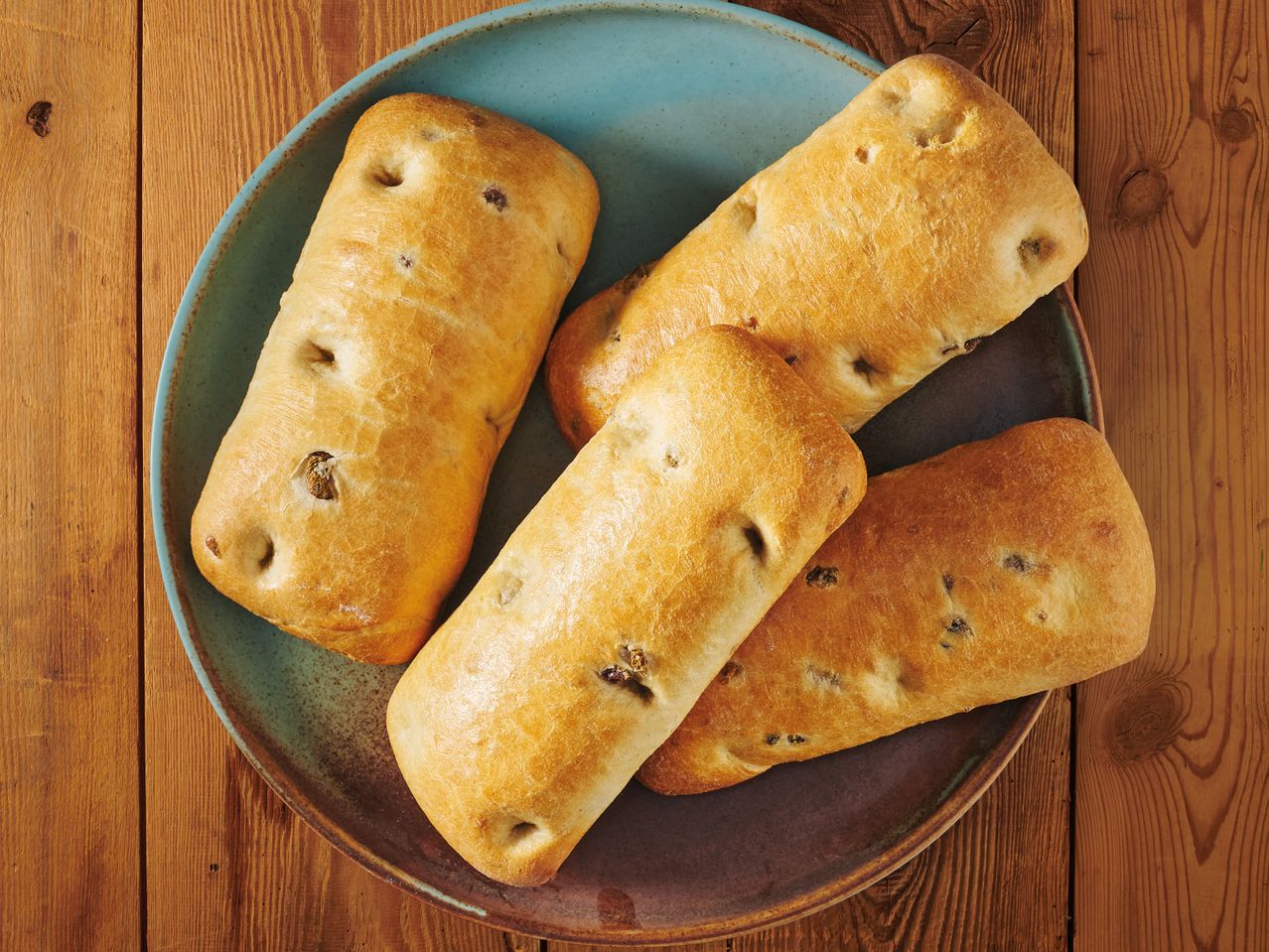 Кифлички с маслини в чиния.