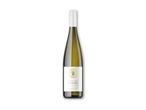 En hvidvinflaske med en hvid etiket, der viser en guldmedaljon med et ansigt og teksten 'Riesling'.