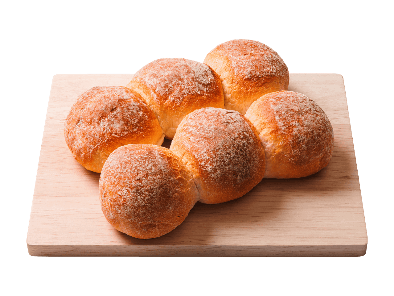 Petits pains frais et dorés, saupoudrés de farine, sur une planche à découper en bois.
