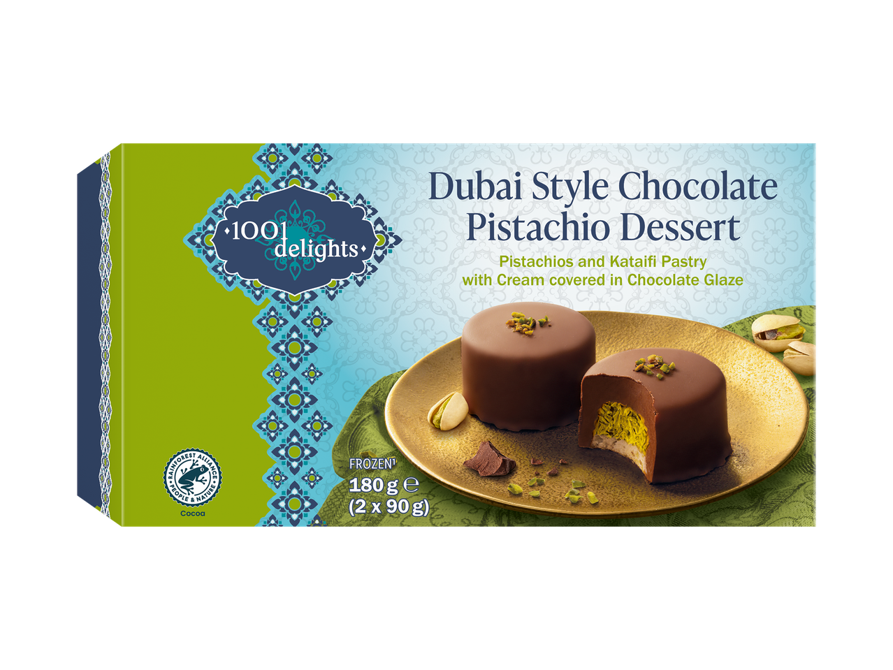 Boîte de dessert au chocolat et à la pistache, avec deux pâtisseries glacées au chocolat sur une assiette dorée.