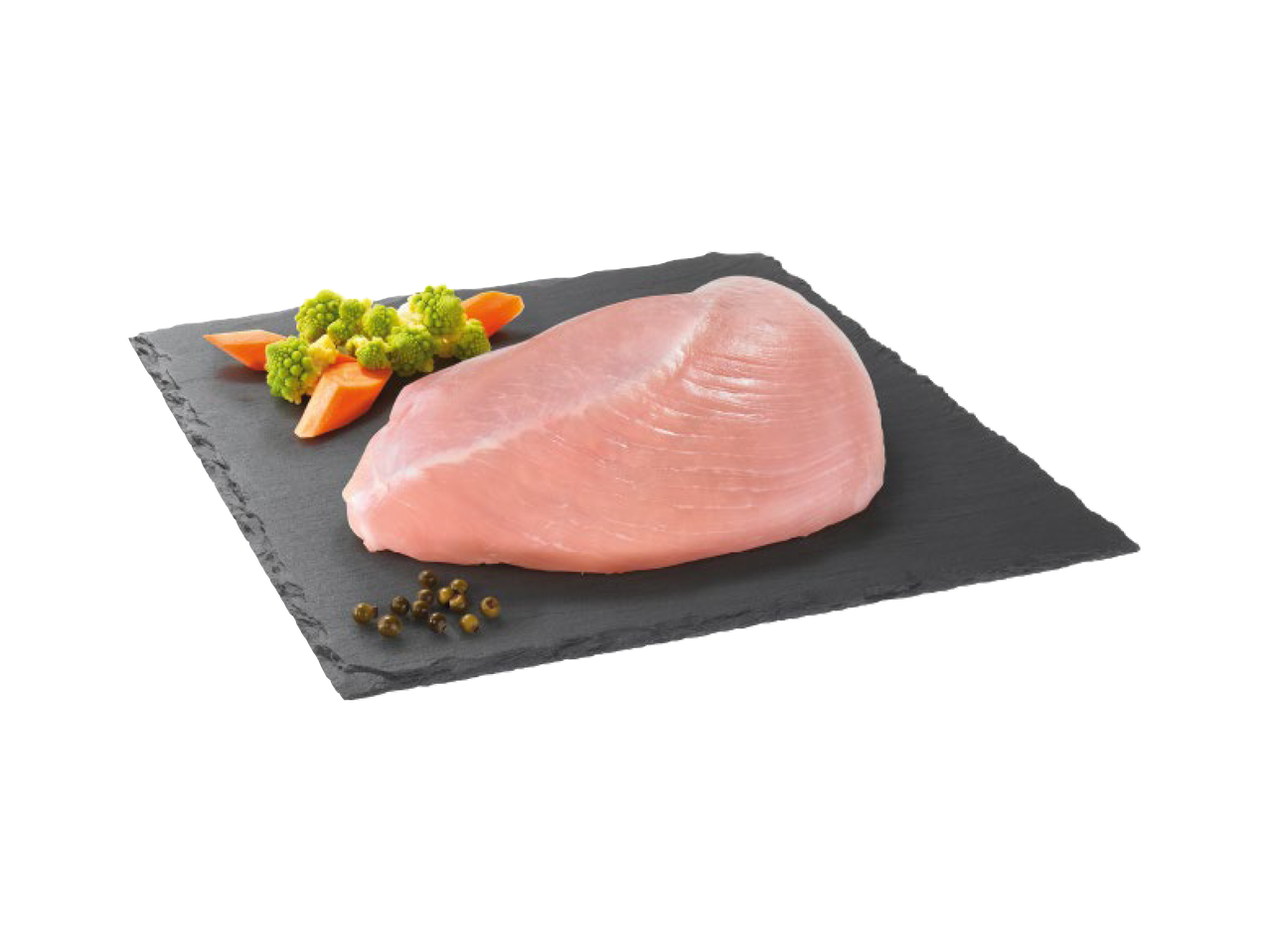 Peito de peru cru com brócolos romanescos, cenouras e pimenta preta em tábua de ardósia.