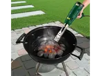 Uma pessoa a usar um soprador de ar quente para acender carvão num grelhador.
