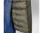 Jaqueta leve verde oliva com camisa jeans
