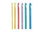 Sæt med seks farverige hæklenåle i forskellige størrelser, fra gul til blå.