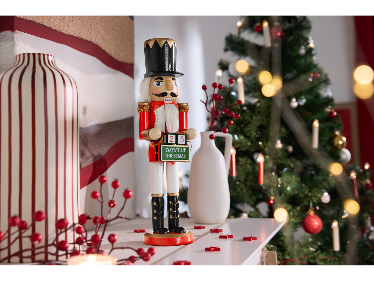 Livarno Home spragtukas su kalėdiniu atgalinio skaičiavimo kalendoriumi, šalia eglutės.