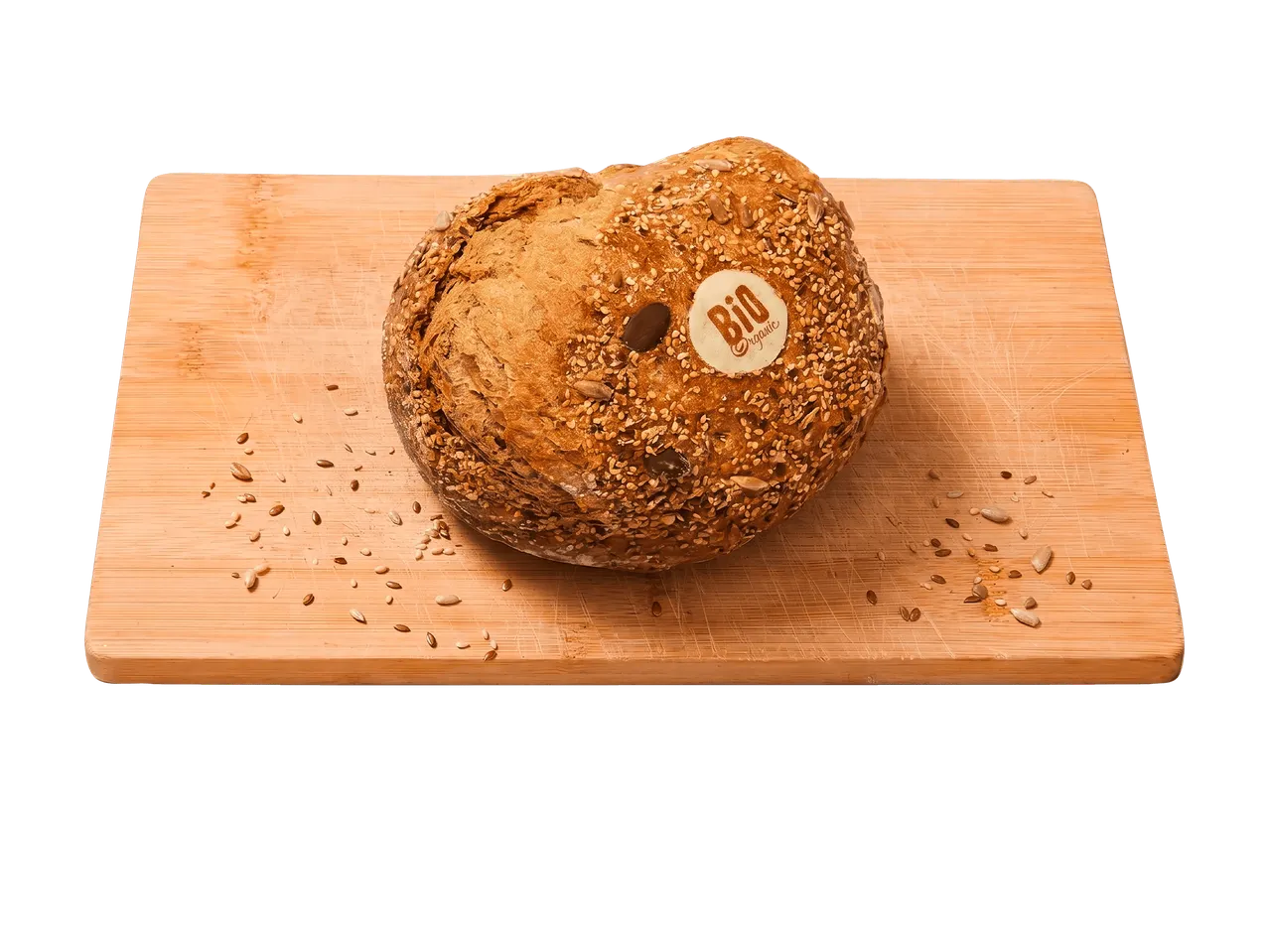 Una pagnotta di pane biologico con semi su un tagliere di legno, con semi sparsi.