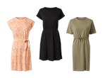 Drei Damenkleider in verschiedenen Farben und Mustern: orangefarben mit Muster, schwarz und olivgrün.