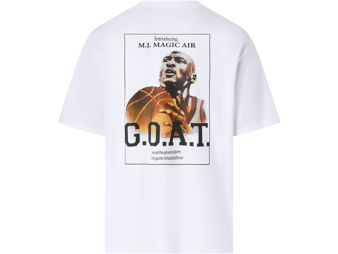 Balti marškinėliai su Michaelo Jordano atvaizdu, laikančiu krepšinio kamuolį, ir užrašu „G.O.A.T.“