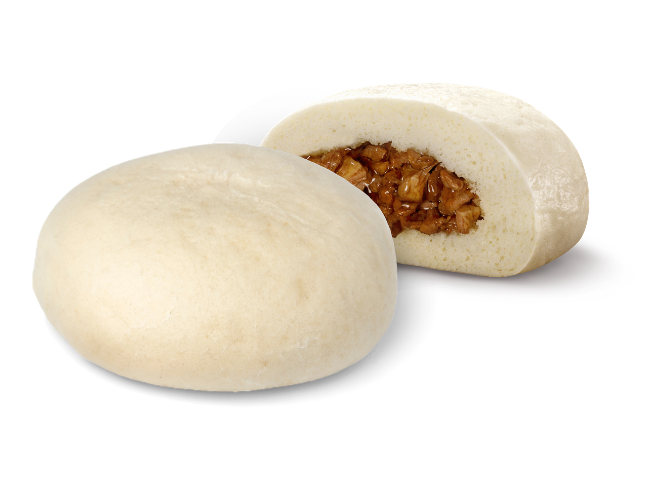 Twee gestoomde broodjes gevuld met vlees, waarvan één doorgesneden.