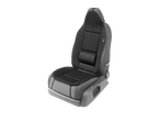 Uma cadeira de carro preta com acolchoamento extra para maior conforto.