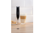 Espumador de leite preto SILVERCREST® com um café latte e biscoitos ao fundo.