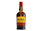 Garrafa de Licor Beirão com rótulo vermelho e amarelo, e um selo vermelho com um logótipo de árvore.