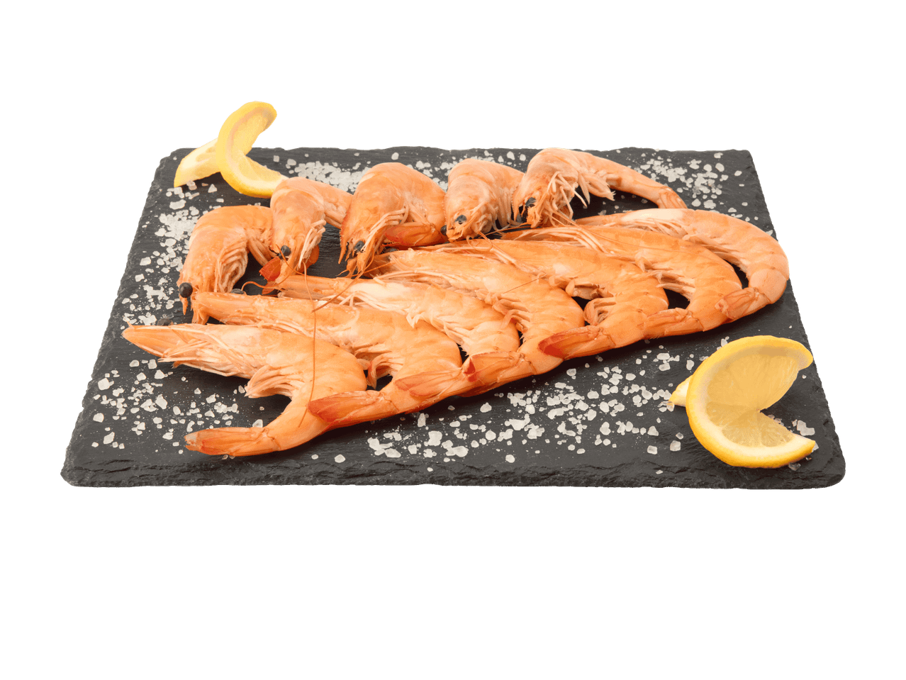 Crevettes cuites avec du gros sel et des tranches de citron sur une assiette en ardoise.