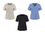 Tre kortærmede T-shirts: en beige rundhalset, en sort rundhalset og en blå V-halset.