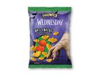 Halloween Wednesday Bat Snacks med ketchup smag i en lilla pose med et Frankenstein-lignende håndmotiv.