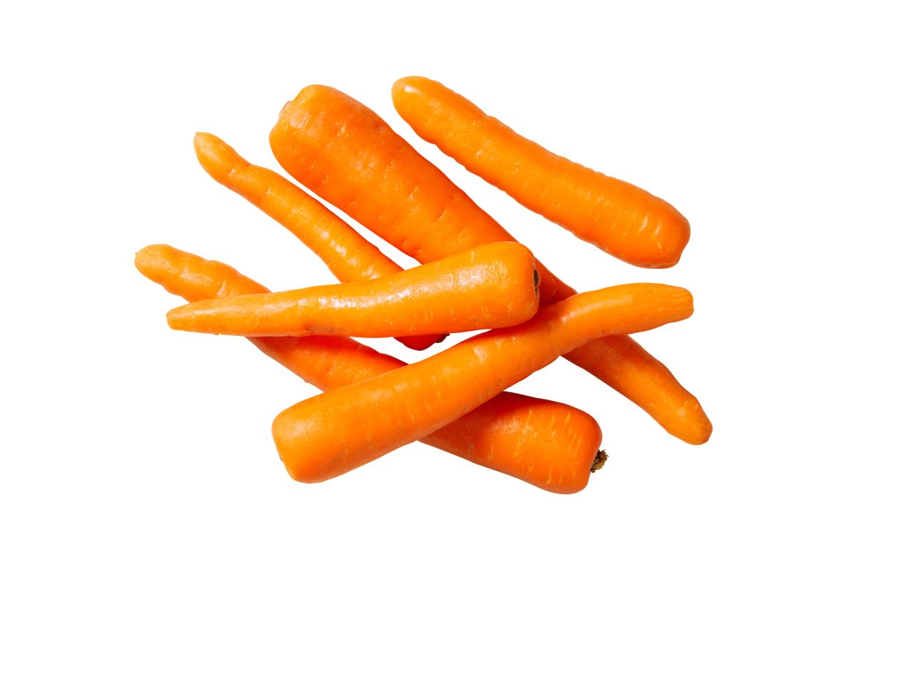 Värsked, oranžid porgandid mustal taustal.