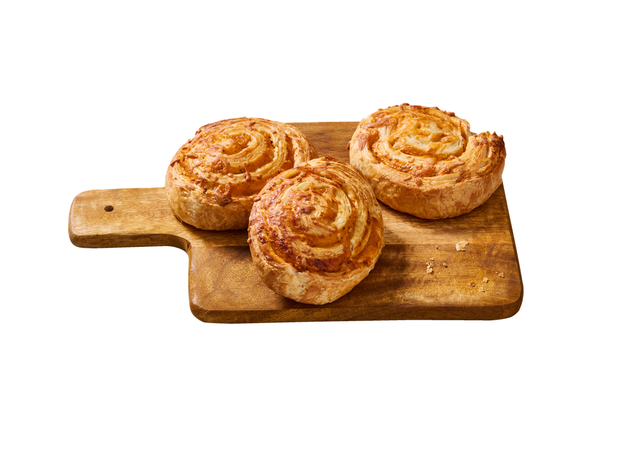 Trois escargots à pizza dorés et croustillants sur une planche à découper en bois.