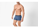 Homem de tronco nu com boxers azuis