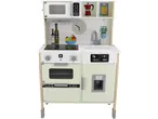 Cucina giocattolo in legno con forno, piano cottura, lavello e frigorifero.