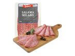 Pakiranje salam Milano s tanko narezanimi rezinami na leseni deski.
