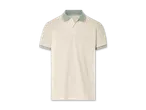 Ein cremefarbenes Poloshirt mit hellblauen Details an Kragen und Ärmeln.