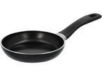 Uma pequena frigideira preta antiaderente com cabo ergonômico.