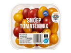 Een doorzichtige verpakking met rode en gele snoeptomaten, met een etiket met productinformatie en de tekst 'SNOEP TOMATENMIX'.
