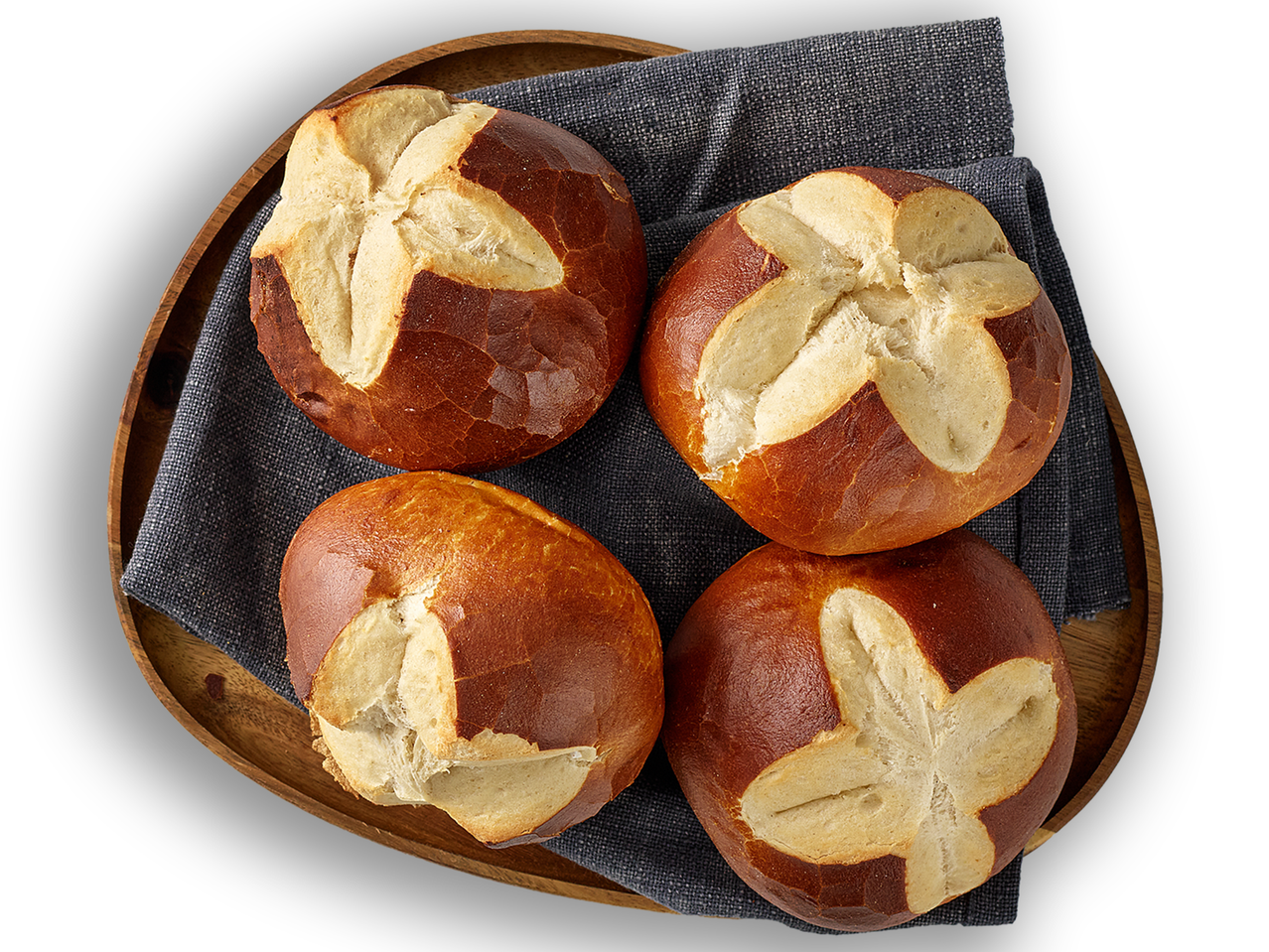 Četiri kiflice s preclom na drvenom pladnju.