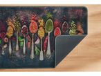 Tappeto da cucina con motivo di spezie e cucchiai su sfondo scuro.