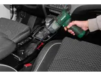 Aspirador de mão Parkside limpando o interior de um carro, com uma seta vermelha indicando a área.