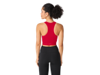 Femeie cu sutien sport roșu și leggings negri.