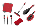 Set aus roten und grauen Mikrofasertüchern, Bürsten, Schwamm und Reinigungsgeräten.