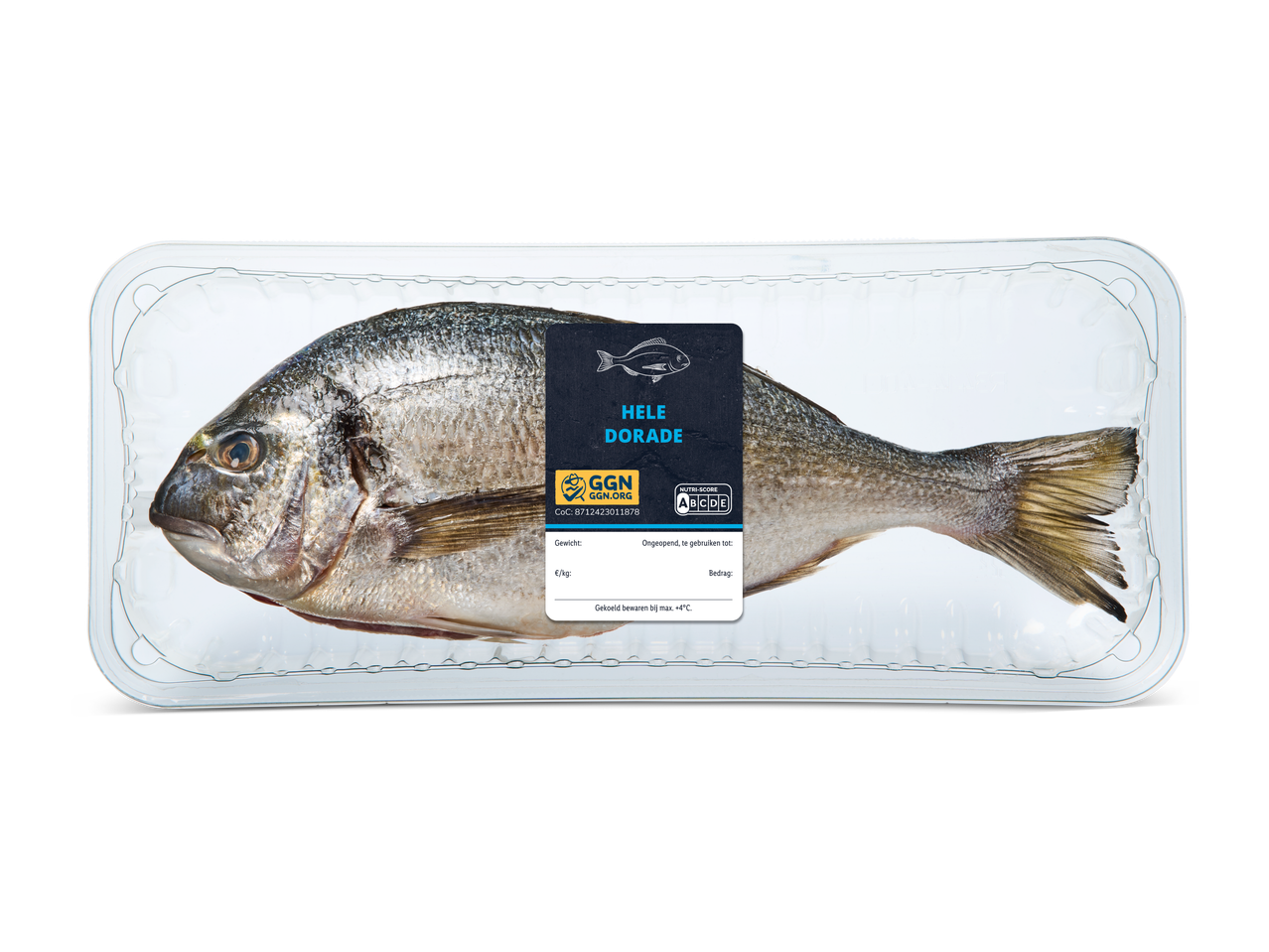 Hele dorade in een plastic verpakking met een etiket met productinformatie.