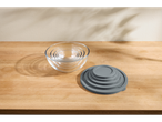Tigelas de mistura de vidro SILVERCREST® com tampas cinzentas numa superfície de madeira.