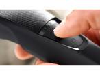 Philips baardtrimmer „Series 3000“ met een hand die de lengte instelt.