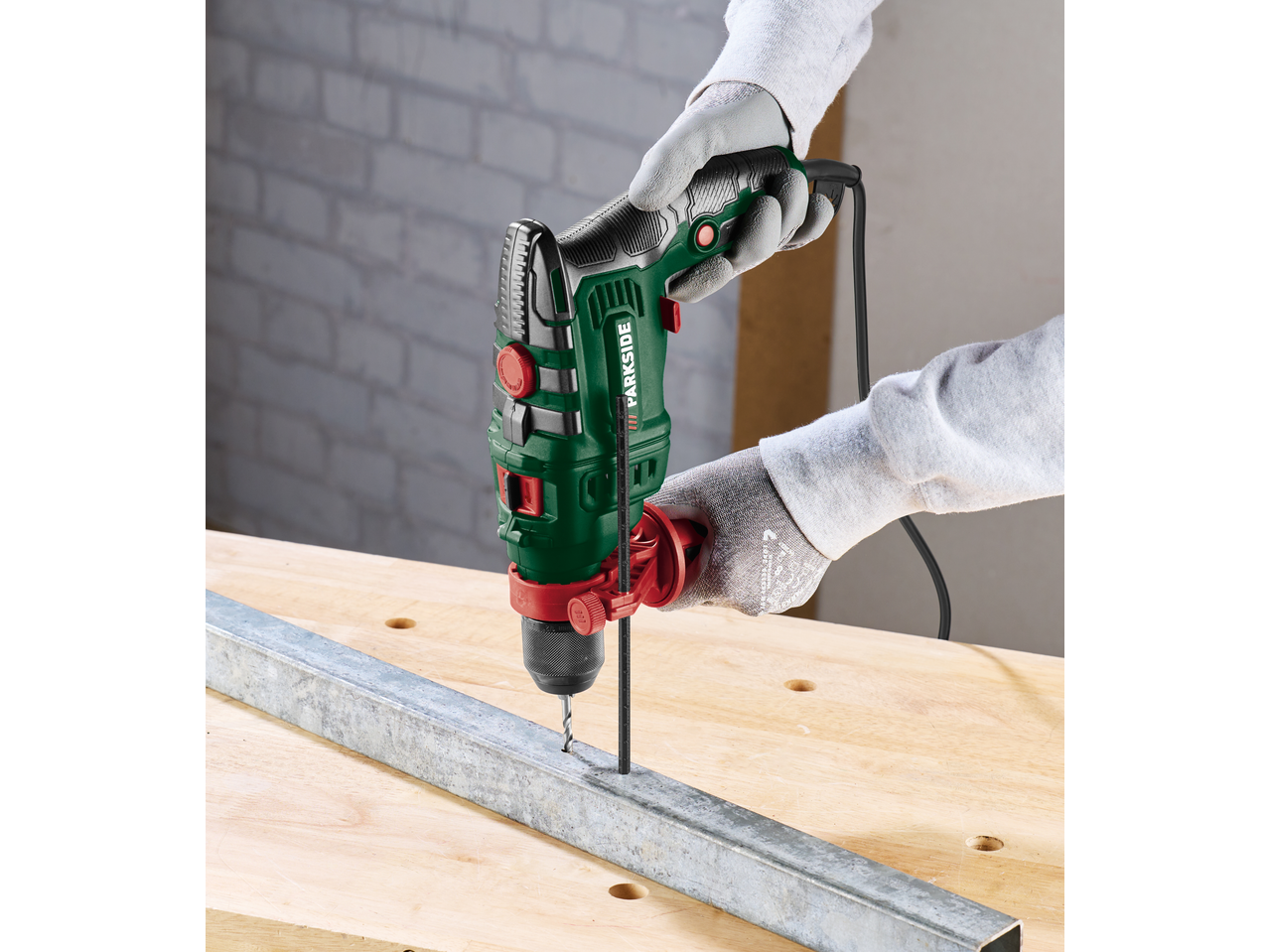 Δράπανο Parkside τρυπάει μεταλλικό προφίλ σε ξύλινο πάγκο εργασίας