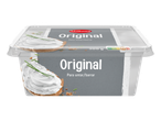 Queijo cremoso Milbona Original em um pote de plástico transparente, pronto para espalhar.