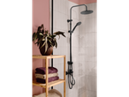 Set de duș Livarno Home Überkopfbrause-Set într-o baie modernă cu rafturi din lemn.
